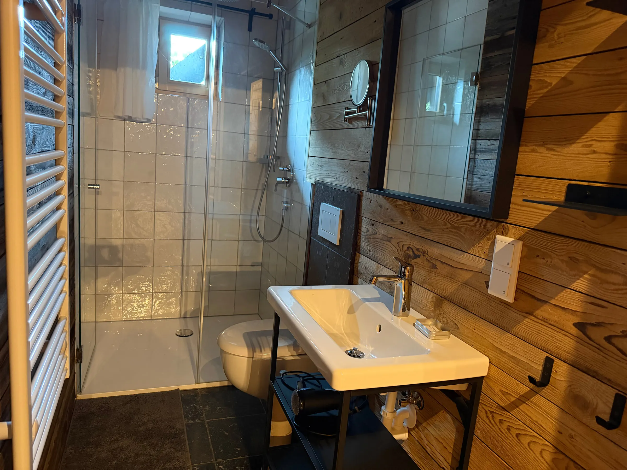 Kompaktes Bad mit Dusche, Waschtisch, Kosmetikspiegel und Handtuchheizkörper