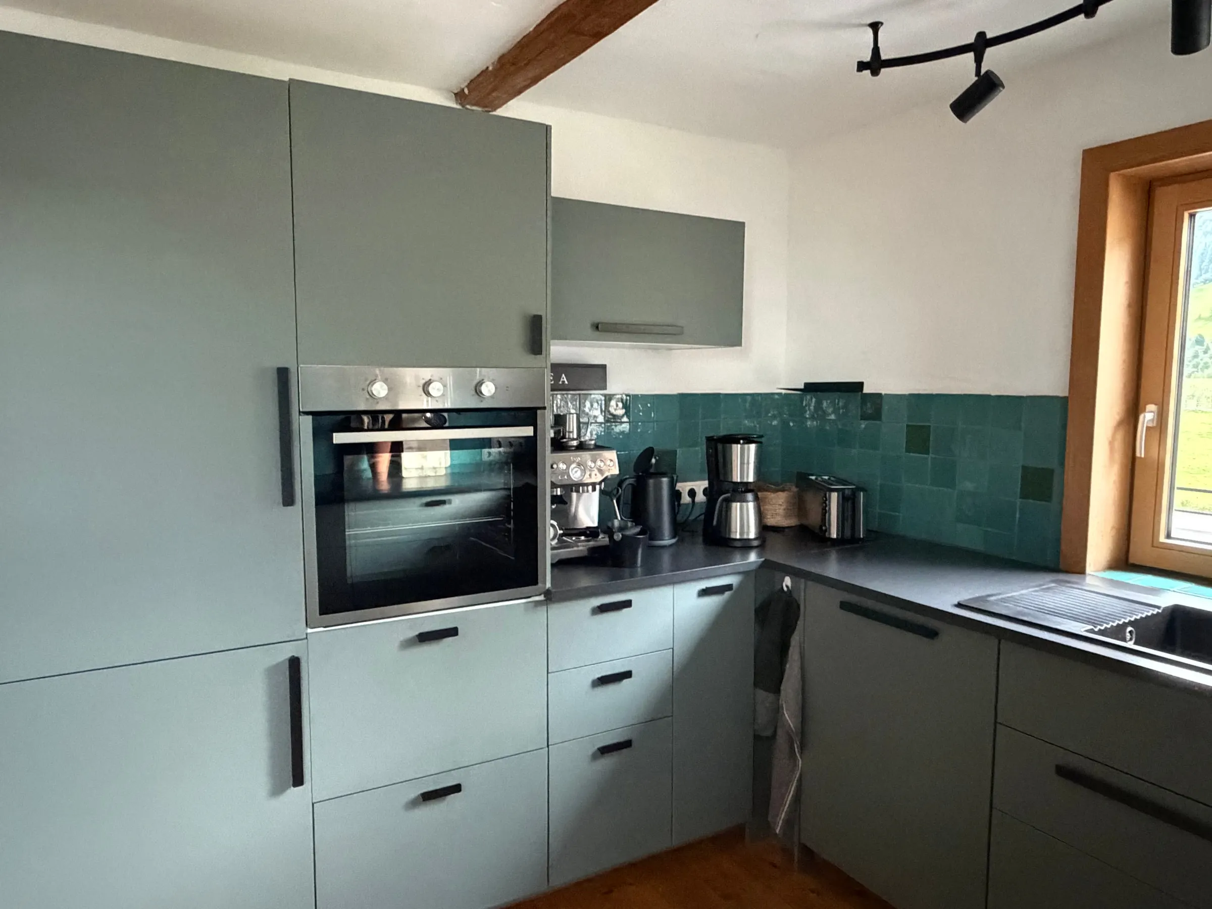 Küchenzeile mit Backofen, Siebträgermaschine, Wasserkocher und Filterkaffeemaschine