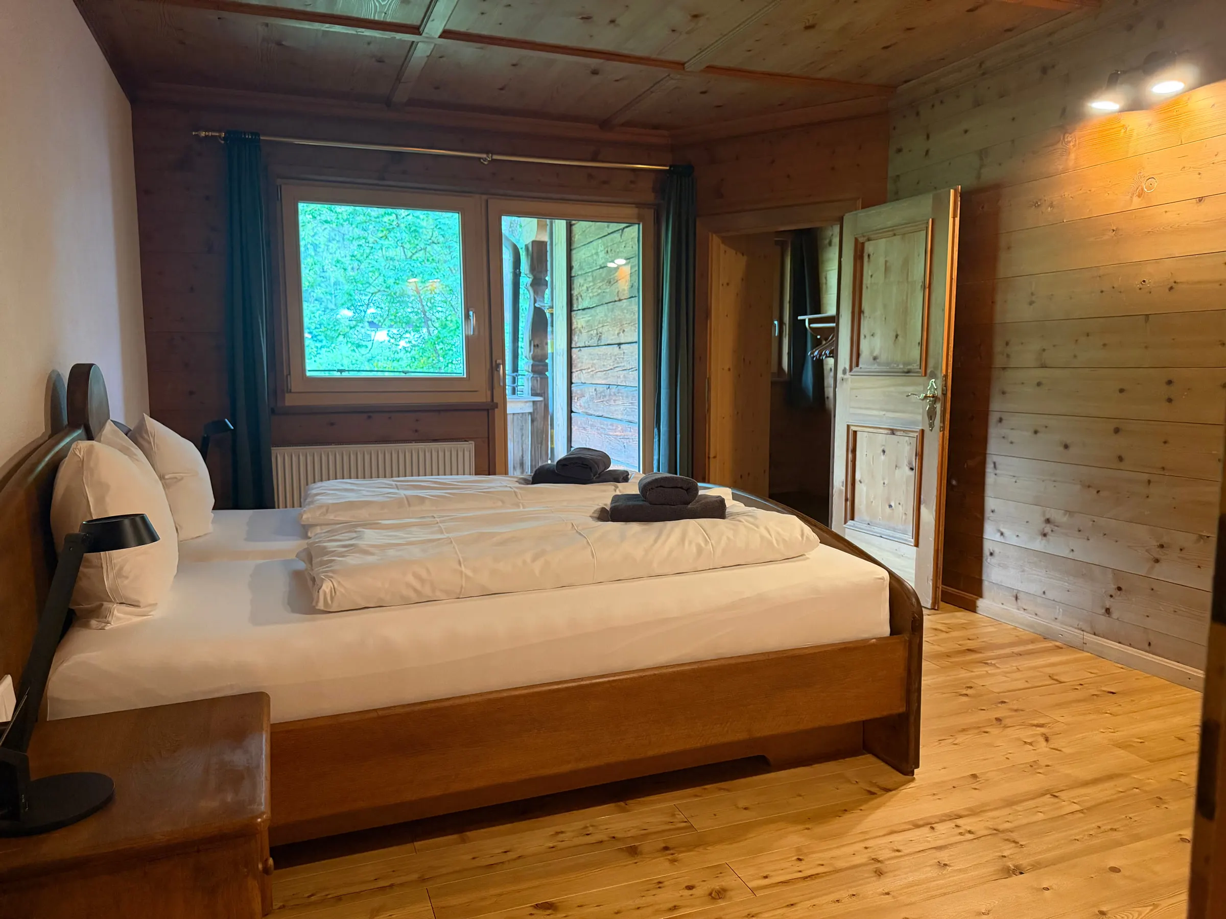 Dasselbe Schlafzimmer von der anderen Seite, mit Fenster und Zugang zum Balkon